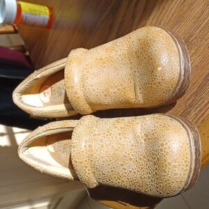 BOC Born Concept Womens Tan Gold Metallic Leather Clogs Size 7M